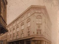 Kavana »Medulić« 1913. godine  Prvotno se kavana zvala Pariz ali je, zbog političkih razloga, početkom Prvog svjetskog rata, promijenila naziv u Medulić. Godine 1927., zgrada je promijenila vlasnika a njena je unutrašnjost adaptirana prema projektu arhitekta Stjepana Gomboša. Tada je prvi kat preuređen u prostor za biljar. Na jednom od zidova preuređenog prostora, bila je postavljena keramoskulprura „Djevojka i harmonikaš“, kiparice Stelle Skopal.